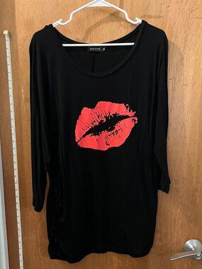 Size XXL - MagicMK - Black 3/4 Sleeve Pullover w/Lip Design